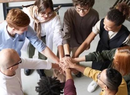 CIC oferta ludzie trzymający się za ręce