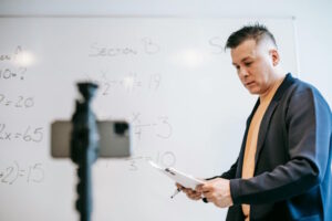 Człowiek przy tablicy na szkoleniu